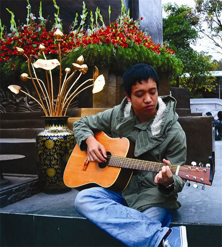 Street singing, Hanoi, musical instruments, Vietnam economy, Vietnamnet bridge, English news about Vietnam, Vietnam news, news about Vietnam, English news, Vietnamnet news, latest news on Vietnam, Vietnam