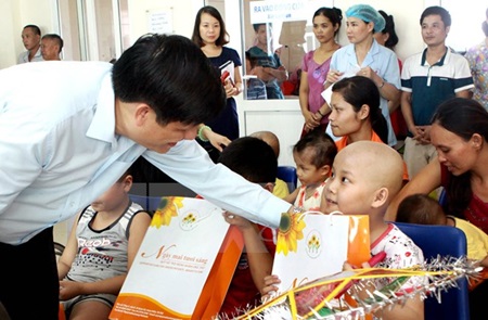 Ministry launches campaign to support cancer patients, Hospital failed to pay salary for its employees, HCM City airport to get new car park, New project to promote use of green batteries, Vietnam, Laos sign MoU on drug prevention