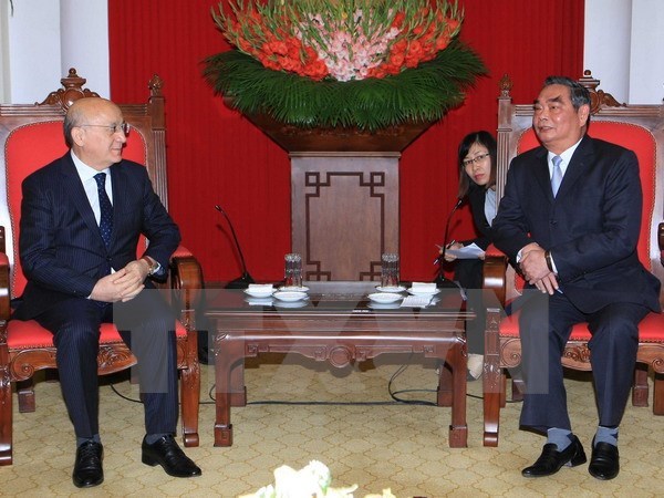 Parties’ connections pivotal to Vietnam-Azerbaijan relationship, Cambodian Senate President greets Vietnamese lawmaker, Hung Yen constituents meet local NA deputies, Vietnam’s 70-year human rights achievements highlighted