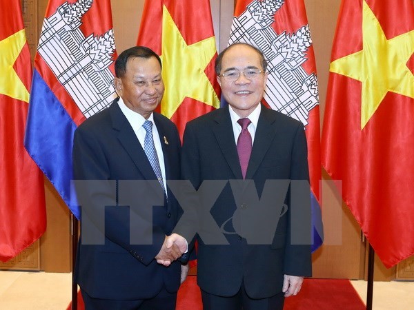 National Assembly Chairman holds talks with Cambodian Senate President