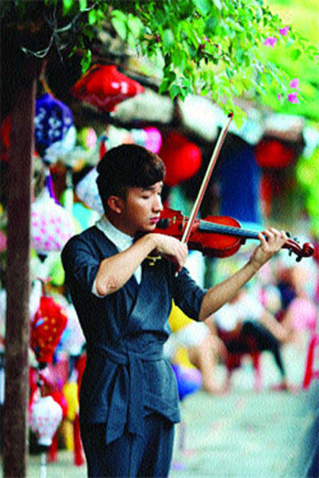 Violinist Hoang Rob, 'lucky money', MBA degree, Hue's royal citadel, Vietnam economy, Vietnamnet bridge, English news about Vietnam, Vietnam news, news about Vietnam, English news, Vietnamnet news, latest news on Vietnam, Vietnam