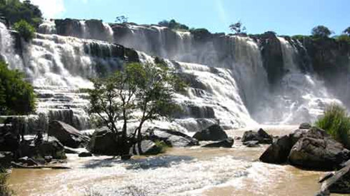 Splendid waterfalls in Lam Dong, Vietnam guide, Vietnam airlines, Vietnam tour, tour Vietnam, Hanoi, ho chi minh city, Saigon, travelling to Vietnam, Vietnam travelling, Vietnam travel, vn news