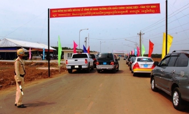 Tay Ninh border gate to expand, Dao maturity rite recognised as intangible cultural heritage, Contraband cigarettes seized in Hai Phong port, Gia Lai: 14,000 drought-hit households face food shortage