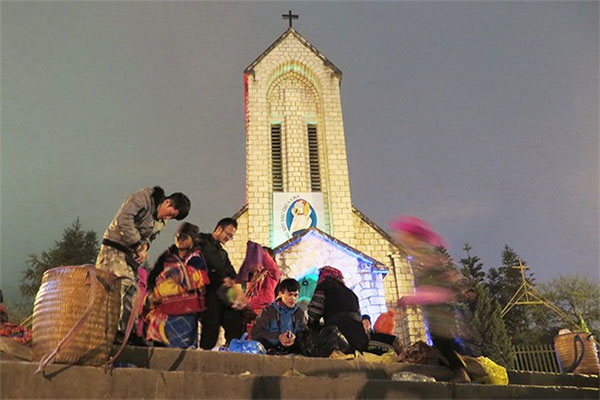 Sapa, Mong ethnic people, vendors, souvenirs, stone church, Vietnam economy, Vietnamnet bridge, English news about Vietnam, Vietnam news, news about Vietnam, English news, Vietnamnet news, latest news on Vietnam, Vietnam