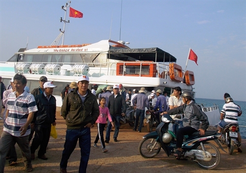 Fire destroys shops in Hai Duong, Tourists stuck on island taken to mainland, Vietnam to host ASEAN graphic arts contest and exhibition, Central city to build first community book centre, Vietnam commits to promoting gender equality