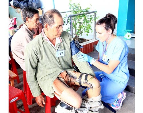 US doctors fit prosthetic limbs for hundreds of amputees, Body of one miner extricated from cave, Nine wild animals rescued, Experts warn outbreaks of dengue fever in Mekong delta, HCM City tightens waterway traffic safety