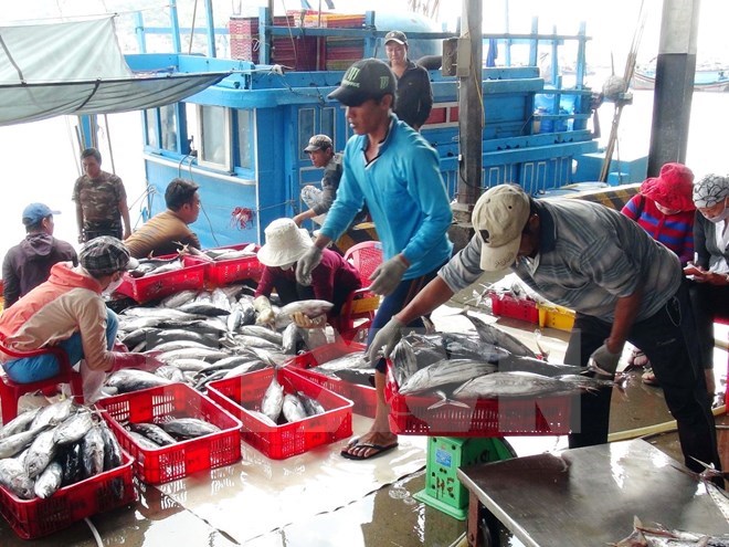 Japan adjusts check schedule of seafood products from Vietnam, Gas firms bemoan complex decree rules, Vietnam banks receive international awards, SBV asks banks to tighten high-end property credit