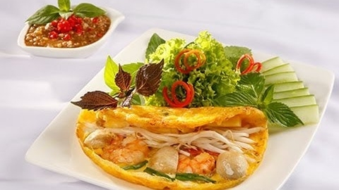 Khoai cake (stuffed omelette), travel news, Vietnam guide, Vietnam airlines, Vietnam tour, tour Vietnam, Hanoi, ho chi minh city, Saigon, travelling to Vietnam, Vietnam travelling, Vietnam travel, vn news