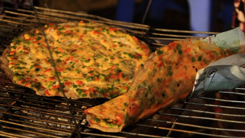 Grilled rice paper with egg - Vietnamese pizza, travel news, Vietnam guide, Vietnam airlines, Vietnam tour, tour Vietnam, Hanoi, ho chi minh city, Saigon, travelling to Vietnam, Vietnam travelling, Vietnam travel, vn news