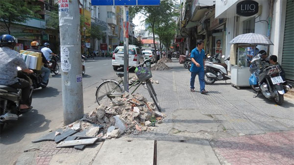 Pedestrians, clearing illegal parking, Vietnam economy, Vietnamnet bridge, English news about Vietnam, Vietnam news, news about Vietnam, English news, Vietnamnet news, latest news on Vietnam, Vietnam