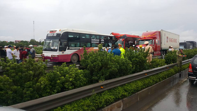 Over ten injured after two buses collided in Hanoi, social news, vietnamnet bridge, english news, Vietnam news, news Vietnam, vietnamnet news, Vietnam net news, Vietnam latest news, vn news, Vietnam breaking news