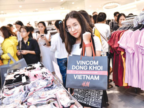 H&M stirring up a fast fashion fever in Vietnam, vietnam economy, business news, vn news, vietnamnet bridge, english news, Vietnam news, news Vietnam, vietnamnet news, vn news, Vietnam net news, Vietnam latest news, Vietnam breaking news