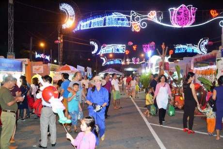 Lao Cai hosts Northwest Cuisine Festival, Czech Republic’s National Day marked in HCM City, PM presents certificate of merit to late VNA reporter, Cambodia presents literature, art works to Vietnam