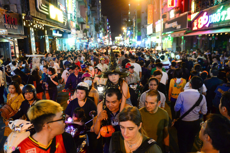 Youths celebrate Halloween in HCM City, social news, vietnamnet bridge, english news, Vietnam news, news Vietnam, vietnamnet news, Vietnam net news, Vietnam latest news, vn news, Vietnam breaking news