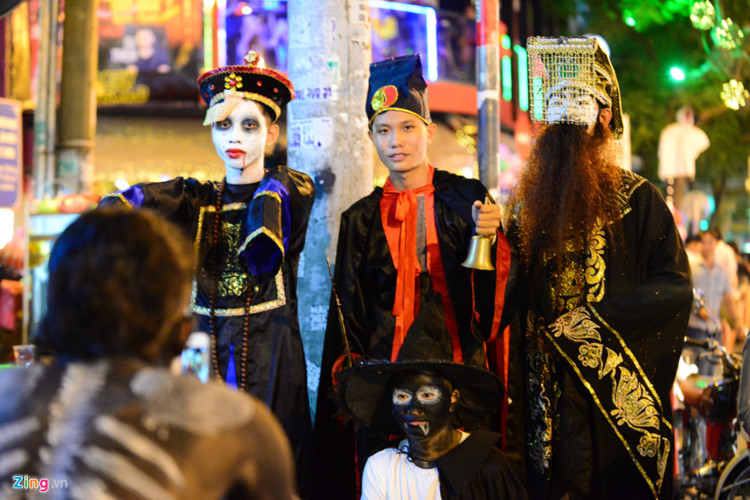 Youths celebrate Halloween in HCM City, social news, vietnamnet bridge, english news, Vietnam news, news Vietnam, vietnamnet news, Vietnam net news, Vietnam latest news, vn news, Vietnam breaking news