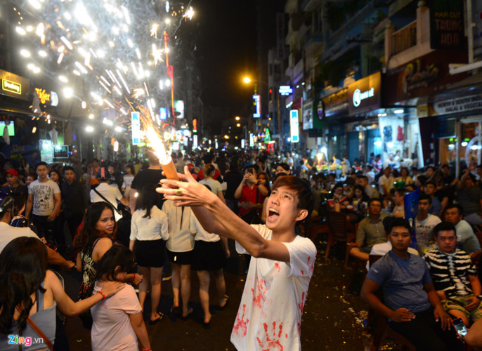 Youths celebrate Halloween in HCM City, social news, vietnamnet bridge, english news, Vietnam news, news Vietnam, vietnamnet news, Vietnam net news, Vietnam latest news, vn news, Vietnam breaking news