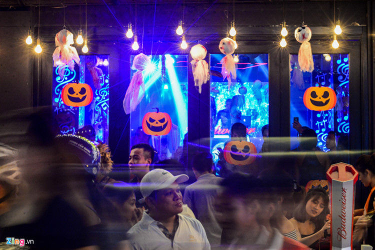 Youths celebrate Halloween in HCM City, social news, vietnamnet bridge, english news, Vietnam news, news Vietnam, vietnamnet news, Vietnam net news, Vietnam latest news, vn news, Vietnam breaking news