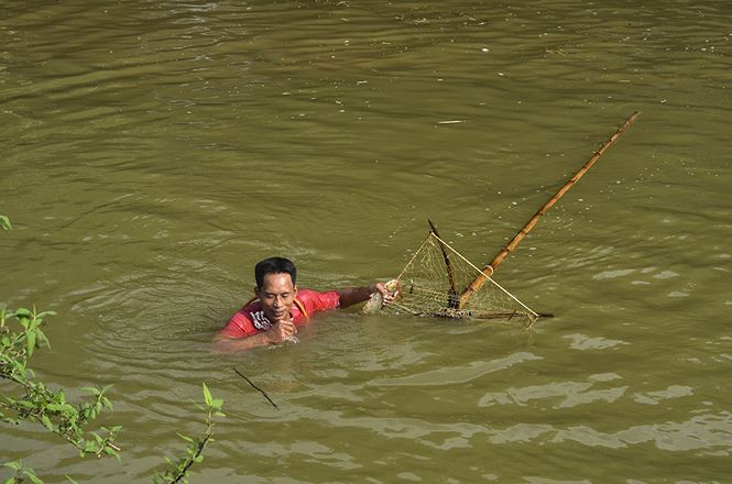 Fishing with long rackets on Hanoi's Tich River, social news, vietnamnet bridge, english news, Vietnam news, news Vietnam, vietnamnet news, Vietnam net news, Vietnam latest news, vn news, Vietnam breaking news