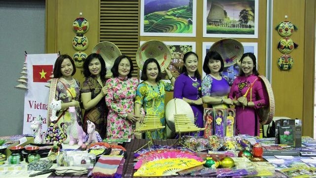 Vietnamese culture introduced at tea party in Laos, Fifteen traditional handicraft villages join festival in central Vietnam, Ministry, contractor find cause of cracks at Vam Cong bridge, Children's voices to be heard on World Children's Day