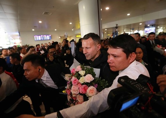 Ryan Giggs, Paul Scholes arrive in Vietnam,