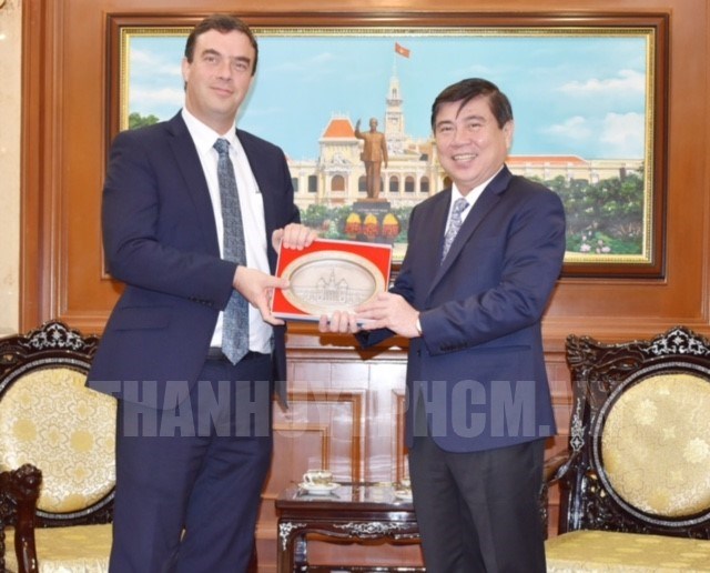 HCM City wants to cooperate with Israel in various fields, Vietnam News Agency resumes cooperation with Polish counterpart, Illegal sand mining ships to be investigated, Hanoi cracks whip on site clearance