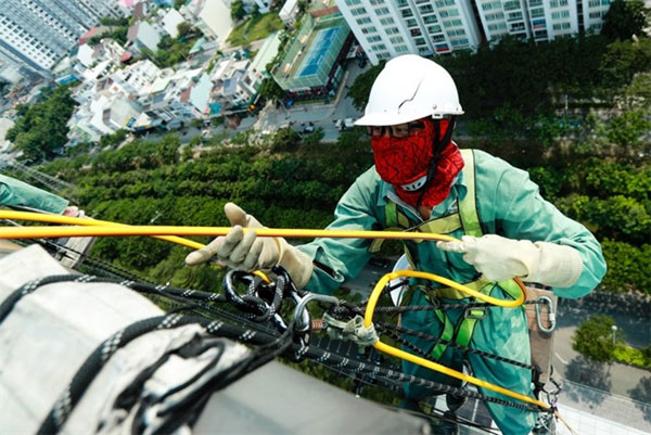 Window cleaners, work with danger, Vietnam economy, Vietnamnet bridge, English news about Vietnam, Vietnam news, news about Vietnam, English news, Vietnamnet news, latest news on Vietnam, Vietnam