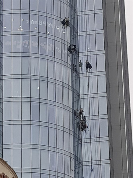 Window cleaners, work with danger, Vietnam economy, Vietnamnet bridge, English news about Vietnam, Vietnam news, news about Vietnam, English news, Vietnamnet news, latest news on Vietnam, Vietnam