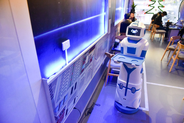 Made-in-Vietnam robot used in Hanoi coffee shop, entertainment events, entertainment news, entertainment activities, what’s on, Vietnam culture, Vietnam tradition, vn news, Vietnam beauty, news Vietnam, Vietnam news, Vietnam net news, vietnamnet news, vie