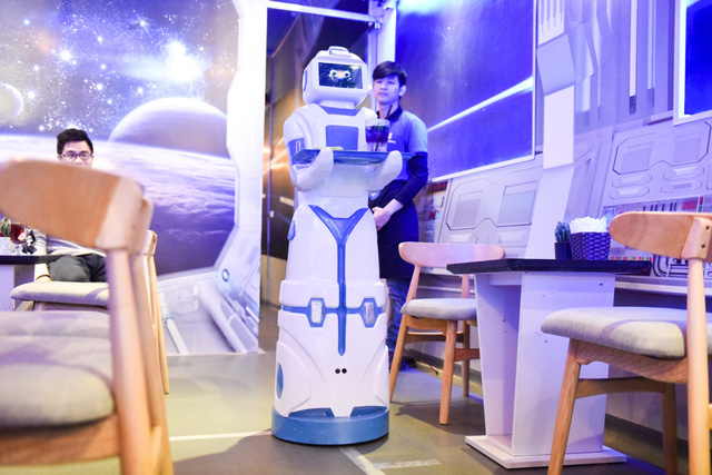 Made-in-Vietnam robot used in Hanoi coffee shop, entertainment events, entertainment news, entertainment activities, what’s on, Vietnam culture, Vietnam tradition, vn news, Vietnam beauty, news Vietnam, Vietnam news, Vietnam net news, vietnamnet news, vie