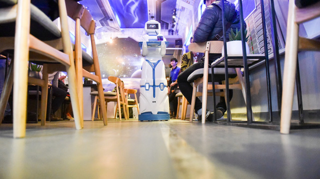 Made-in-Vietnam robot used in Hanoi coffee shop, entertainment events, entertainment news, entertainment activities, what’s on, Vietnam culture, Vietnam tradition, vn news, Vietnam beauty, news Vietnam, Vietnam news, Vietnam net news, vietnamnet news, vie