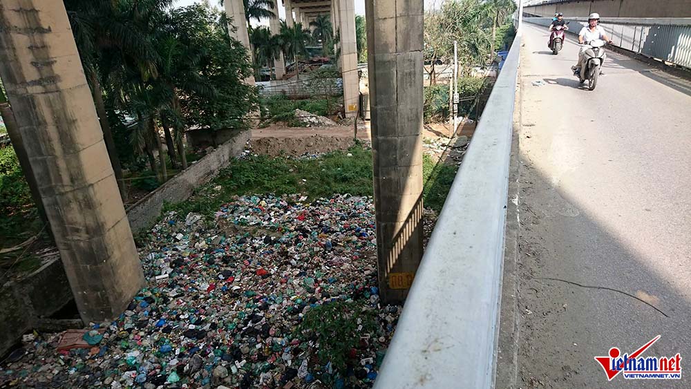 Rubbish piled up under Thang Long Bridge, Vietnam environment, climate change in Vietnam, Vietnam weather, Vietnam climate, pollution in Vietnam, environmental news, sci-tech news, vietnamnet bridge, english news, Vietnam news, news Vietnam, vietnamnet