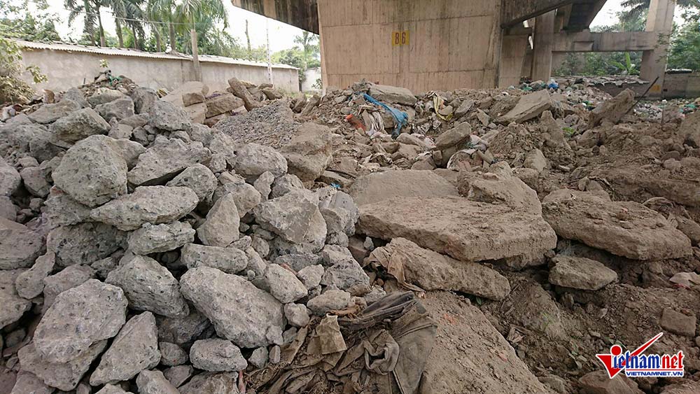 Rubbish piled up under Thang Long Bridge, Vietnam environment, climate change in Vietnam, Vietnam weather, Vietnam climate, pollution in Vietnam, environmental news, sci-tech news, vietnamnet bridge, english news, Vietnam news, news Vietnam, vietnamnet