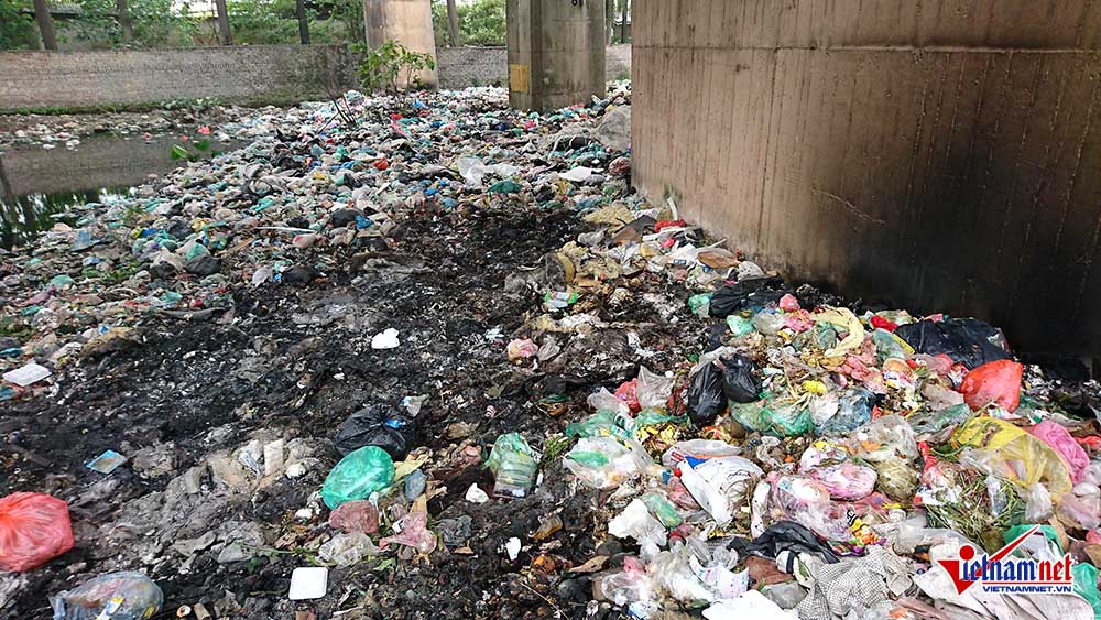 Rubbish piled up under Thang Long Bridge, Vietnam environment, climate change in Vietnam, Vietnam weather, Vietnam climate, pollution in Vietnam, environmental news, sci-tech news, vietnamnet bridge, english news, Vietnam news, news Vietnam, vietnamnet