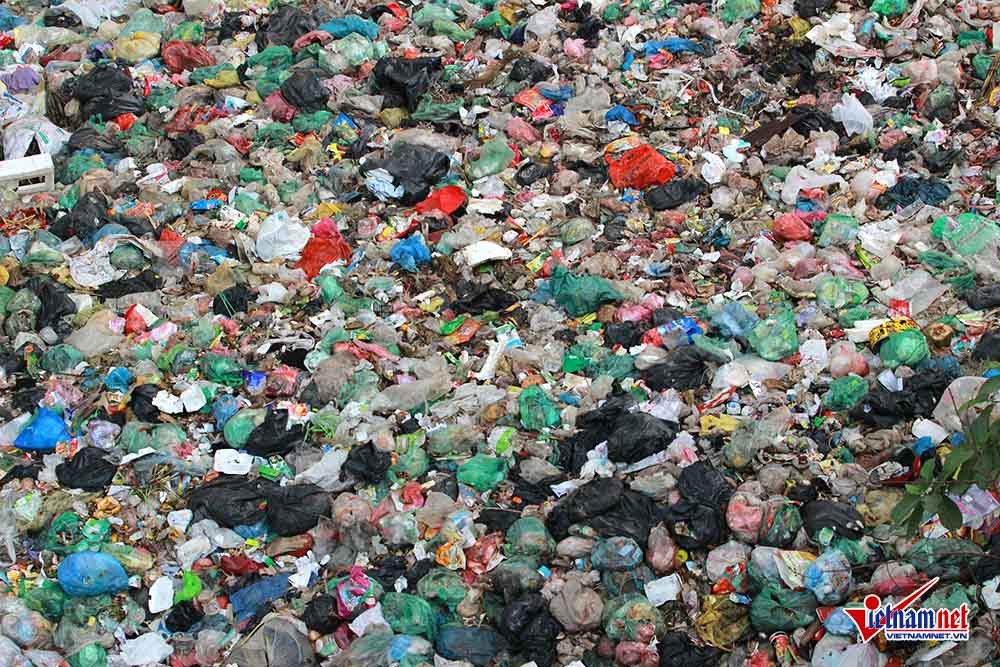 Rubbish piled up under Thang Long Bridge, Vietnam environment, climate change in Vietnam, Vietnam weather, Vietnam climate, pollution in Vietnam, environmental news, sci-tech news, vietnamnet bridge, english news, Vietnam news, news Vietnam, vietnamnet