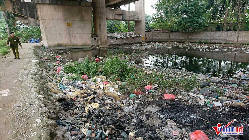 Rubbish piled up under Thang Long Bridge, Vietnam environment, climate change in Vietnam, Vietnam weather, Vietnam climate, pollution in Vietnam, environmental news, sci-tech news, vietnamnet bridge, english news, Vietnam news, news Vietnam, vietnamnet