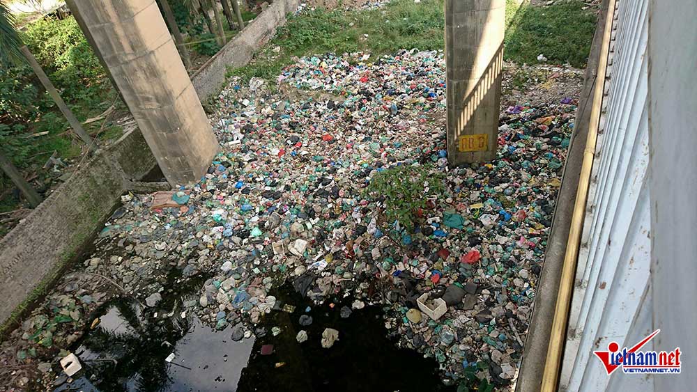 Rubbish piled up under Thang Long Bridge, Vietnam environment, climate change in Vietnam, Vietnam weather, Vietnam climate, pollution in Vietnam, environmental news, sci-tech news, vietnamnet bridge, english news, Vietnam news, news Vietnam, vietnamnet