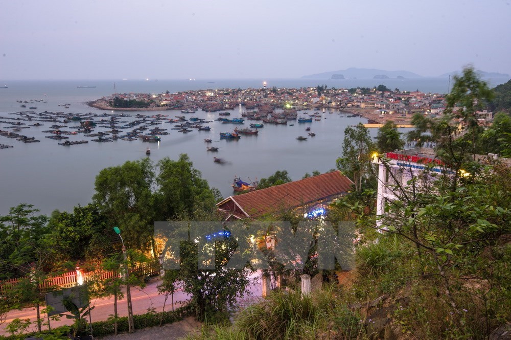 Nghi Son island commune at the sunset, thanh hoa travel, travel news, Vietnam guide, Vietnam airlines, Vietnam tour, tour Vietnam, Hanoi, ho chi minh city, Saigon, travelling to Vietnam, Vietnam travelling, Vietnam travel, vn news