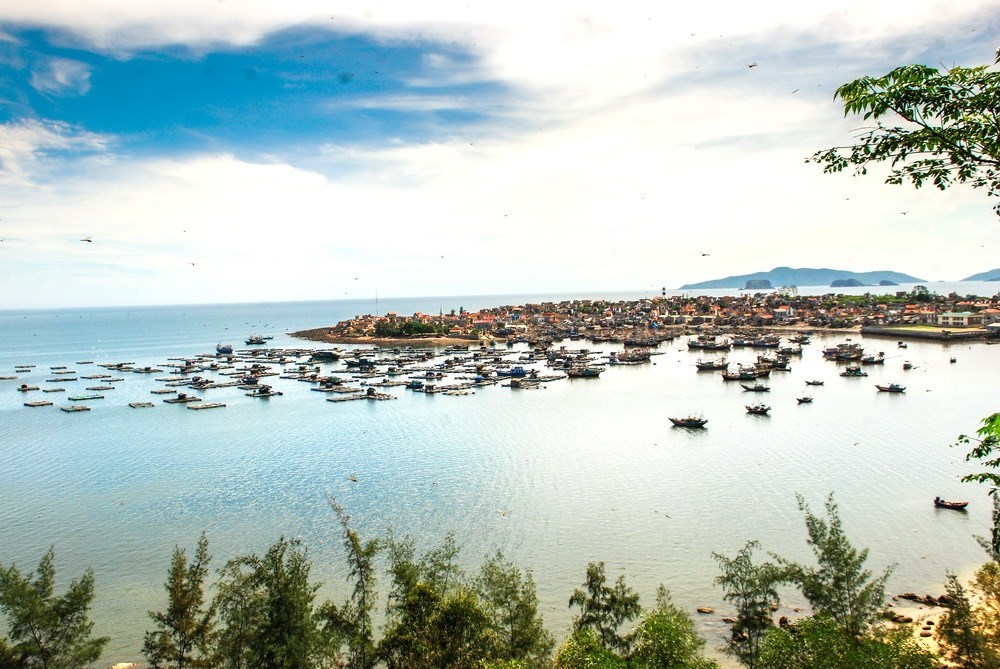 Nghi Son island commune at the sunset, thanh hoa travel, travel news, Vietnam guide, Vietnam airlines, Vietnam tour, tour Vietnam, Hanoi, ho chi minh city, Saigon, travelling to Vietnam, Vietnam travelling, Vietnam travel, vn news