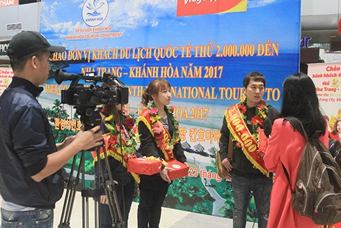 Khanh Hoa welcomes 2 millionth foreign visitor in 2017, Hanoi commemorates victims, martyrs in US’s 1972 airstrike, Biotechnological products seek markets, Hai Duong police nick three people with 2 kilogrammes of drugs