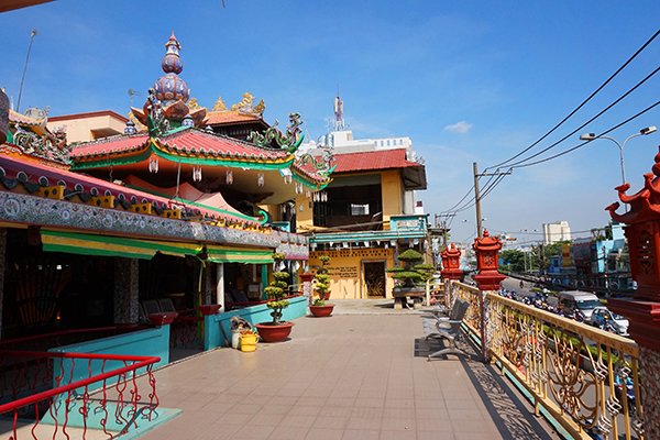 An Phu Pagoda in HCMC’s District 8 attracts many Buddhists and tourists thanks to its unique architecture of broken porcelain pieces | Vietnam.net