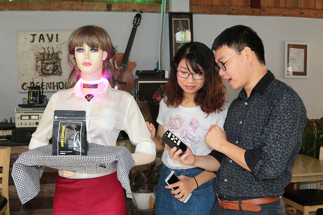 Robot serves HCM City restaurant, IT news, sci-tech news, vietnamnet bridge, english news, Vietnam news, news Vietnam, vietnamnet news, Vietnam net news, Vietnam latest news, Vietnam breaking news, vn news