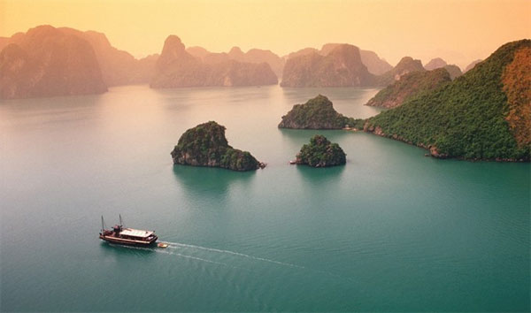 Promote Vietnam tourism, ao dai catwalk show, Vietnam economy, Vietnamnet bridge, English news about Vietnam, Vietnam news, news about Vietnam, English news, Vietnamnet news, latest news on Vietnam, Vietnam