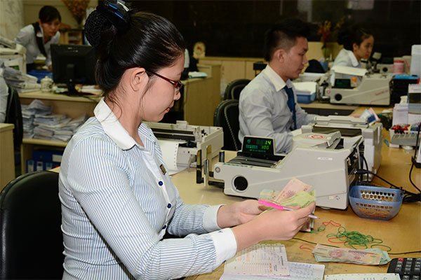 Vietnam currency seen stable this year, HSBC strikes settlement deal with Payoo, Competitiveness of Hanoi SMEs poor, Zurich Airport keen on investing in Long Thanh