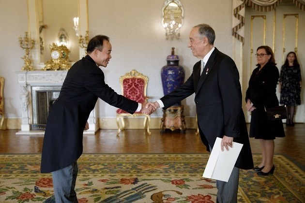 State leader presents Tet gifts in Ho Chi Minh City, Ambassador presents credentials to Portuguese President, VFF leader receives Cambodian army official, Italy to host special event to mark Vietnam-Italy diplomatic ties