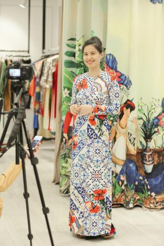 Vietnam celebrities criticised for Ao Dai changes - News 