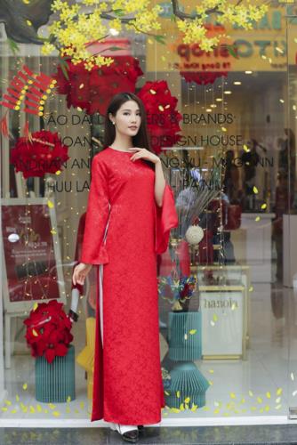 Foreign celebrities put Ao dai in the spotlight at Cannes 