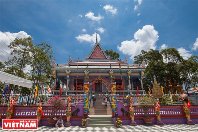 Chen Kieu Pagoda, Khmer's fantastic ornamentation, travel news, Vietnam guide, Vietnam airlines, Vietnam tour, tour Vietnam, Hanoi, ho chi minh city, Saigon, travelling to Vietnam, Vietnam travelling, Vietnam travel, vn news