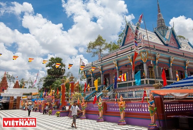 Chen Kieu Pagoda, Khmer's fantastic ornamentation, travel news, Vietnam guide, Vietnam airlines, Vietnam tour, tour Vietnam, Hanoi, ho chi minh city, Saigon, travelling to Vietnam, Vietnam travelling, Vietnam travel, vn news