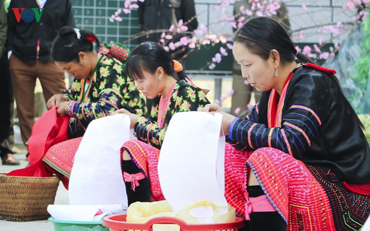 Mong ethnic women’s crochet competition, entertainment events, entertainment news, entertainment activities, what’s on, Vietnam culture, Vietnam tradition, vn news, Vietnam beauty, news Vietnam, Vietnam news, Vietnam net news, vietnamnet news, vietnamnet