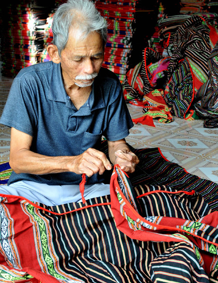 My nghiep village, Discovering oldest brocade weaving village in Ninh Thuan, travel news, Vietnam guide, Vietnam airlines, Vietnam tour, tour Vietnam, Hanoi, ho chi minh city, Saigon, travelling to Vietnam, Vietnam travelling, Vietnam travel, vn news